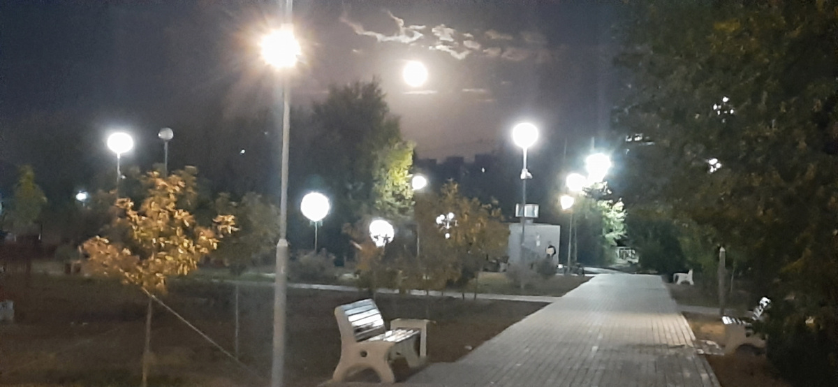 Волгоград. Вчера сфотографировала. Луна затерялась среди фонарей-шаров🙂