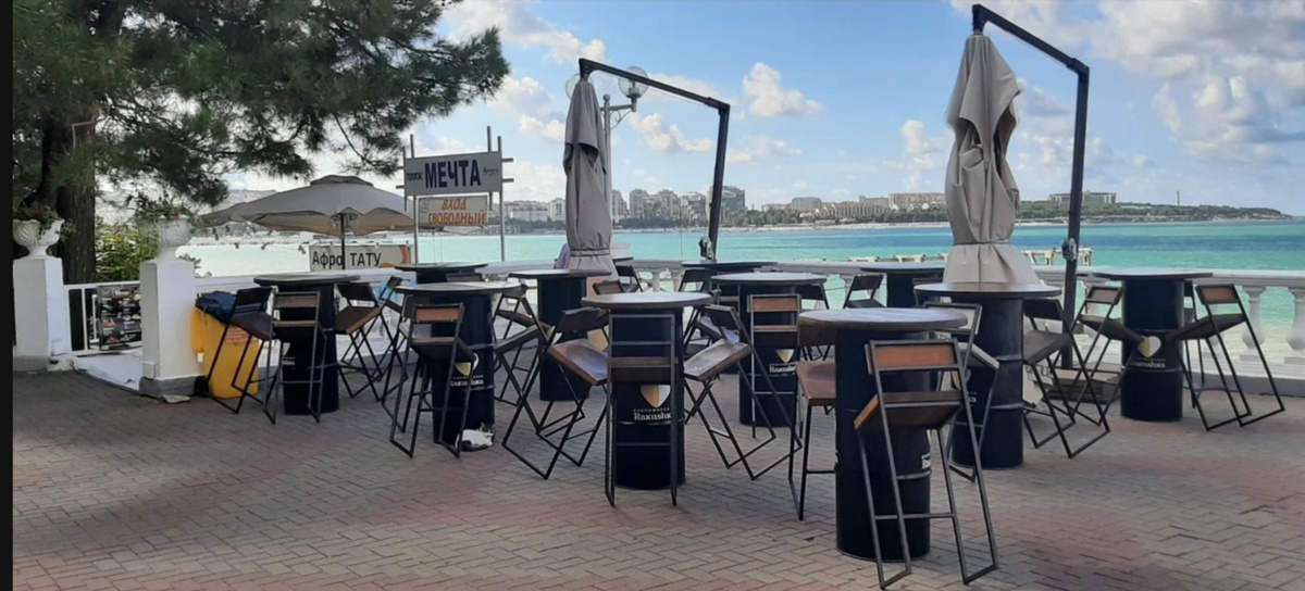 Столики на Набережной