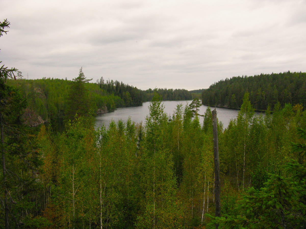 Панорамный вид на Непокорное озеро со скалы между стоянкой и рекой Красновка.