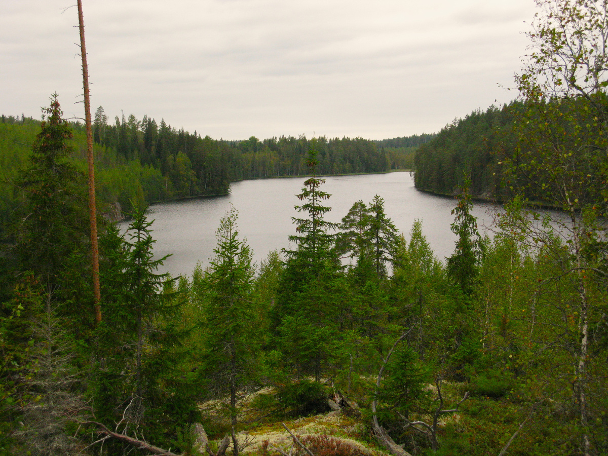 Вид с горы на озеро Непокорное.