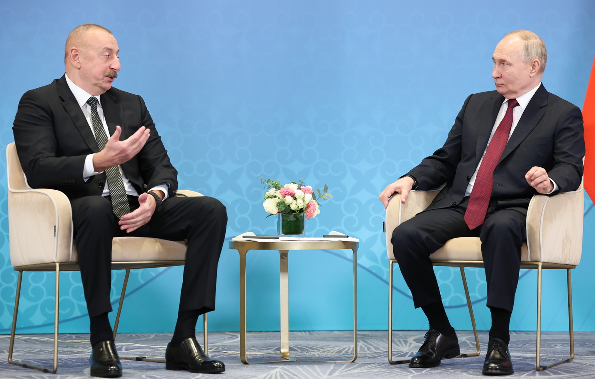    Президент Азербайджана Ильхам Алиев и президент РФ Владимир Путин  Сергей Савостьянов/POOL/ТАСС