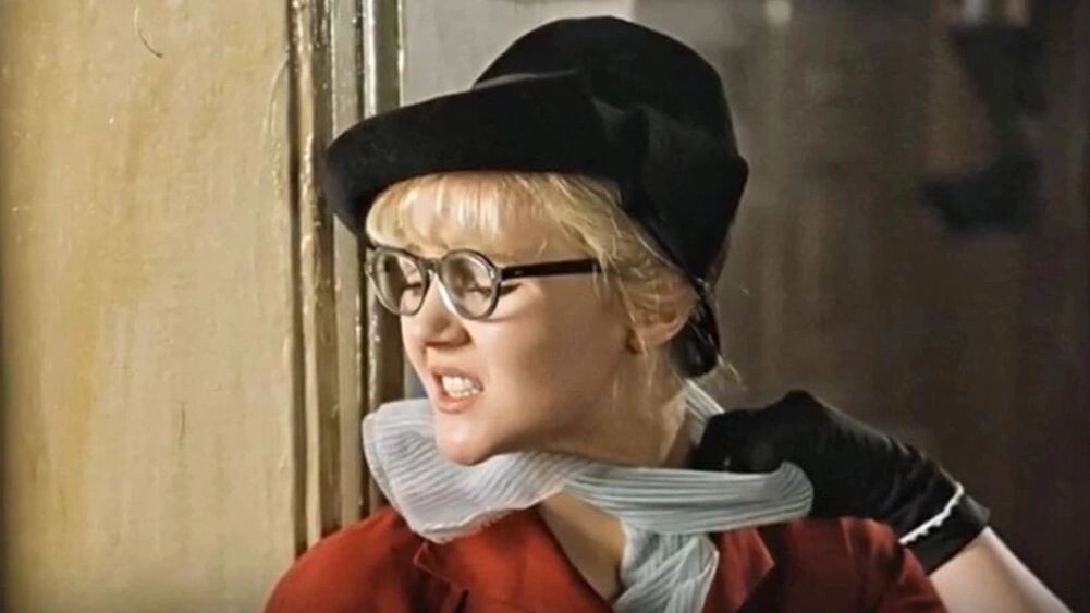    Марина Дюжева в роли Анны Адамовны. Фото: кадр из фильма «Покровские ворота» (1983), режиссер Михаил Козаков / киностудия «Мосфильм»