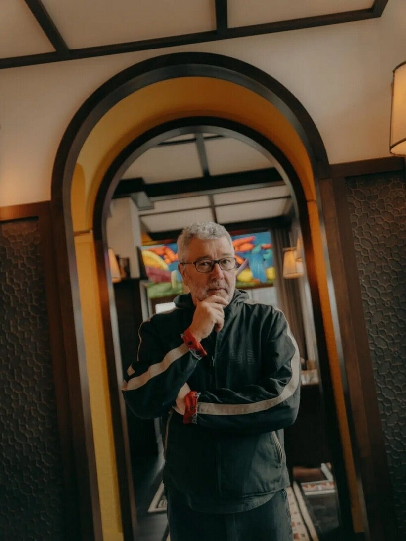    14 сюрреалистичных фото французского отеля с особняком на крыше