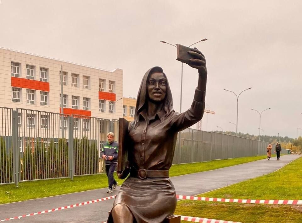    Памятник учительнице в Дзержинском. Источник: "Дзержинский Online"