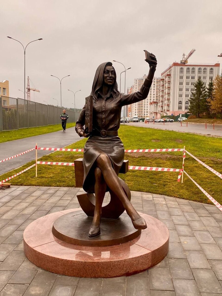    Памятник учительнице в Дзержинском. Источник: "Дзержинский Online"