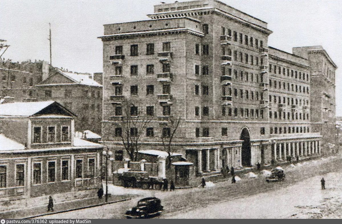 Старое здание на месте будущего жилого дома №49 в 1947 году. С сайта www.pastvu.com.