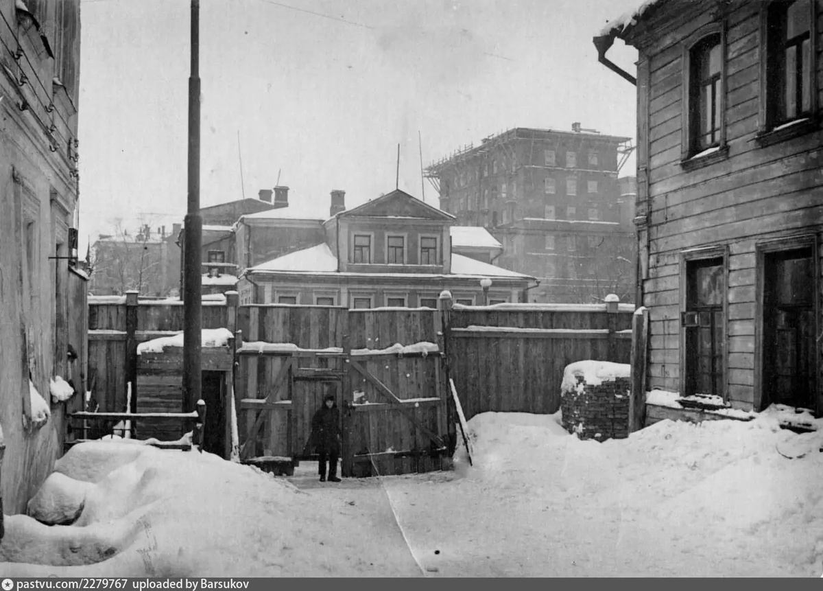 На фотографии 1938 года дом видно лучше. С сайта www.pastvu.com.