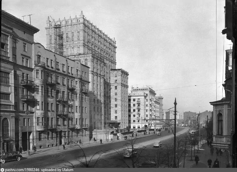 Строительство дома №49 в 1953 году. Автор фото: Н.С. Грановский. С сайта www.pastvu.com.