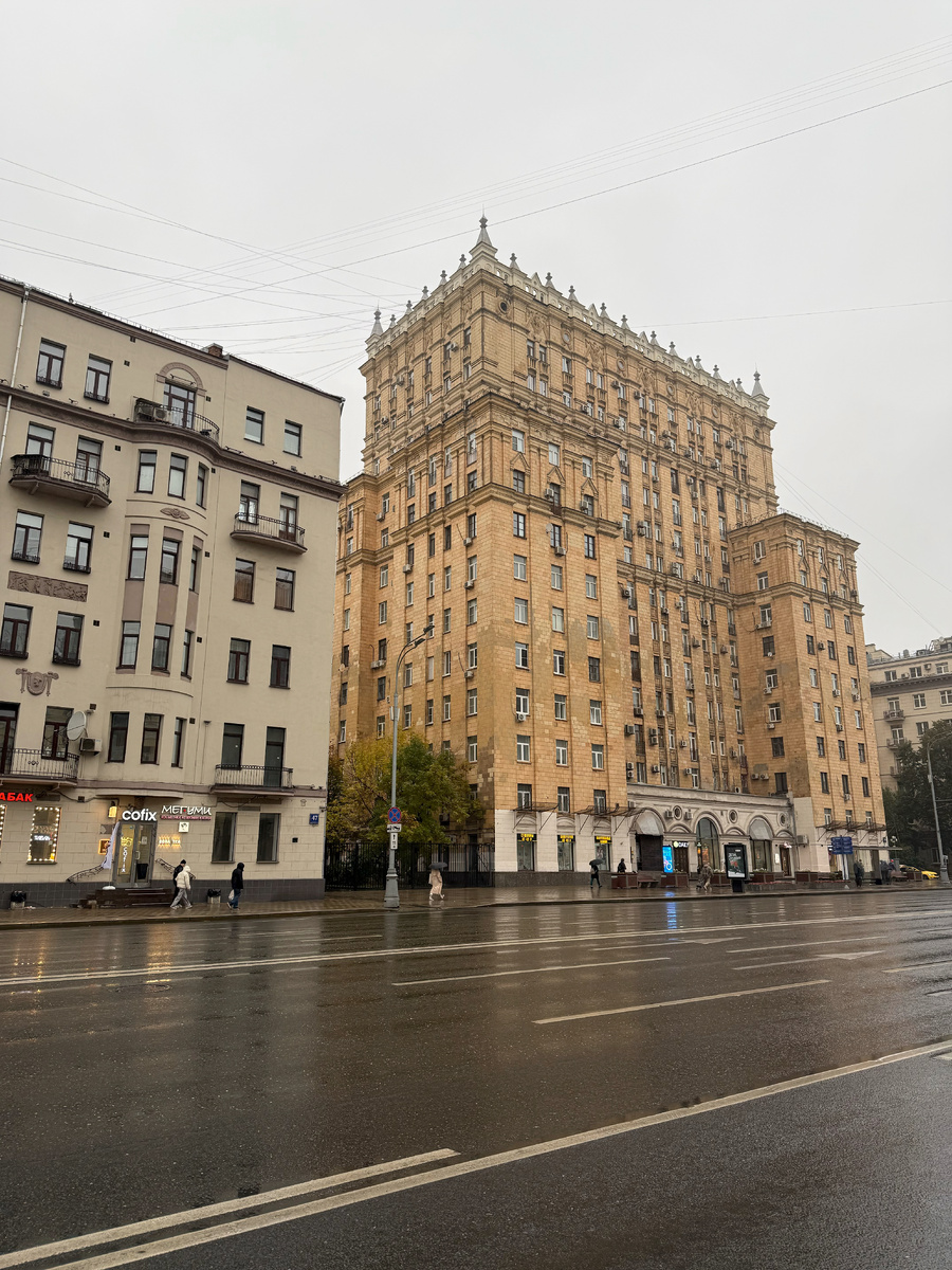 Дом №49 (справа) на проспекте Мира в 2025 году. Фото моё.