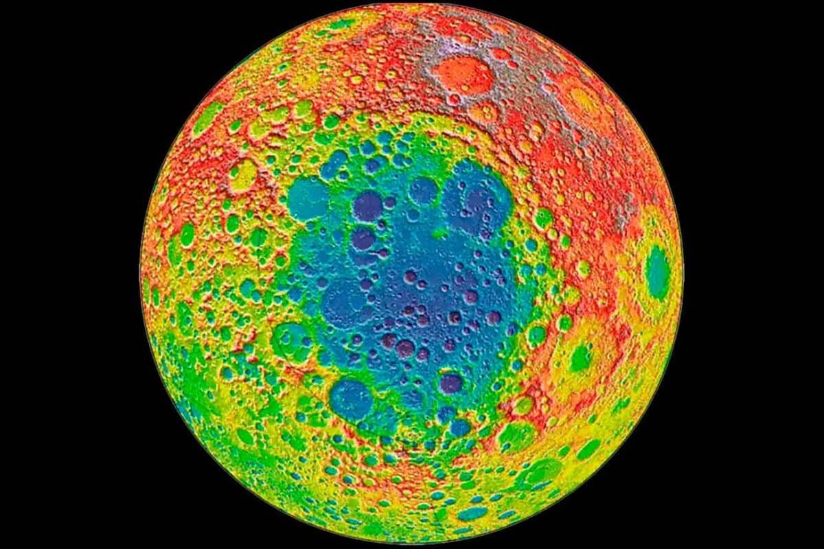    Область в центре этой топографической карты, выделенная синим цветом, — ударный кратер Южный полюс — Эйткен (диаметр почти 2500 километров) / © NASA, GSFC, MIT