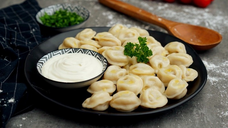 Подача домашних пельменей