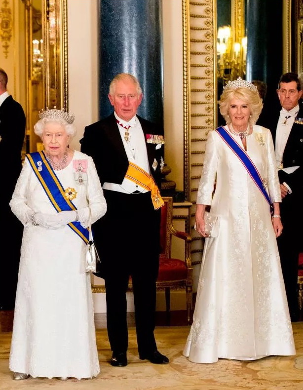 В разных источниках указывается разный рост Елизаветы II: от 149 см(!) в критических источниках  до 163 см в официальной Британской прессе. Визуально же эта легендарная Королева выглядела примерно на 158 см.   