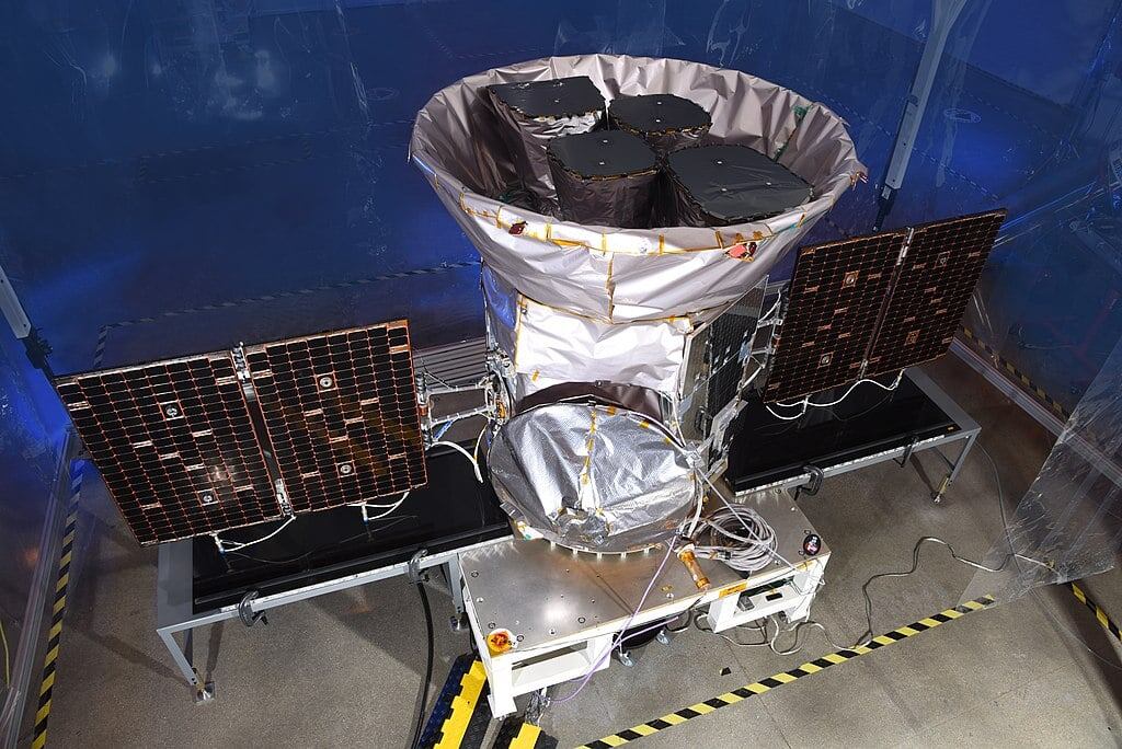 Изображение спутника для исследования транзитных экзопланет (Credit: NASA)