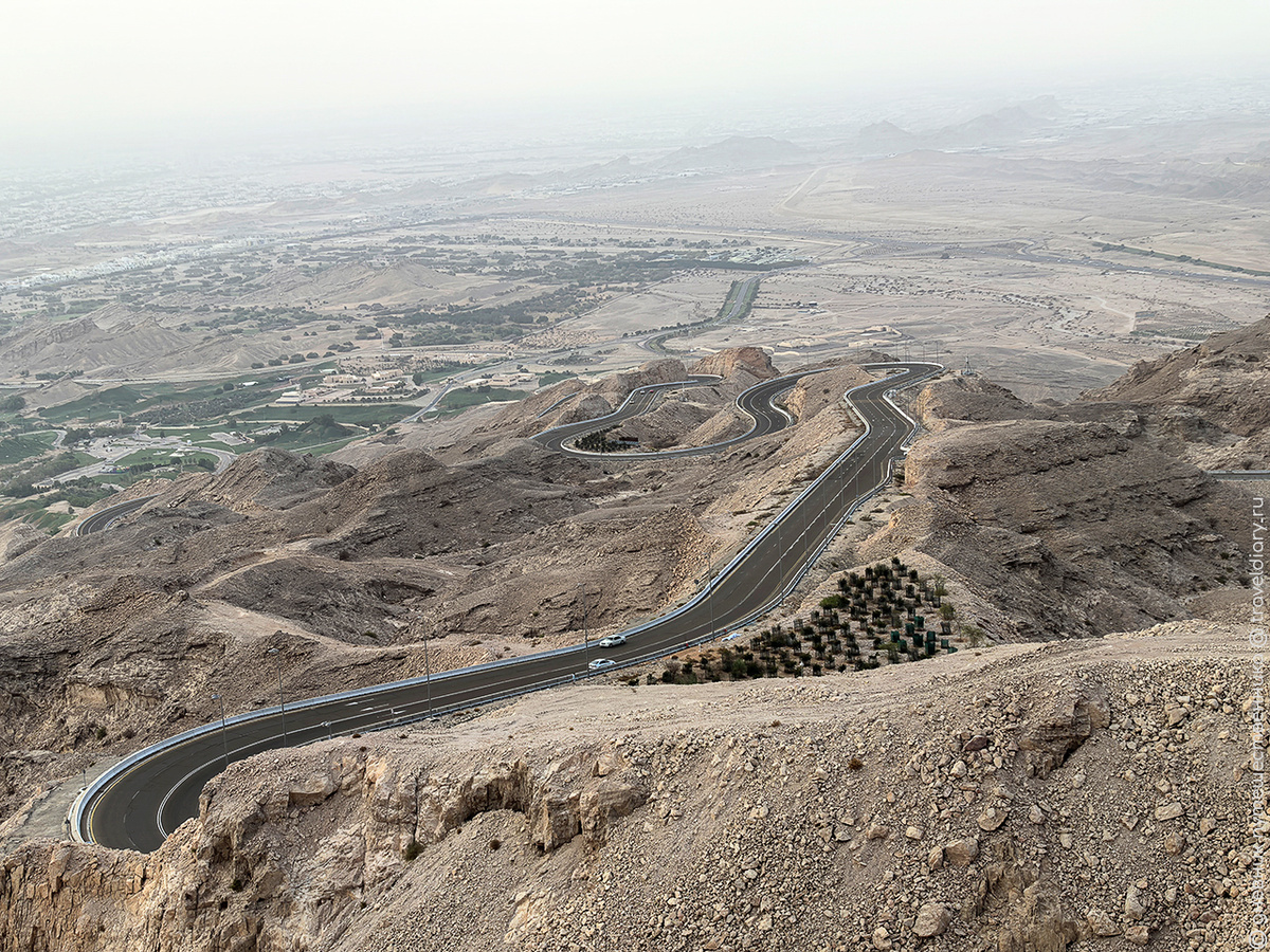 Серпантин на вершину горы Джебель-Хафит