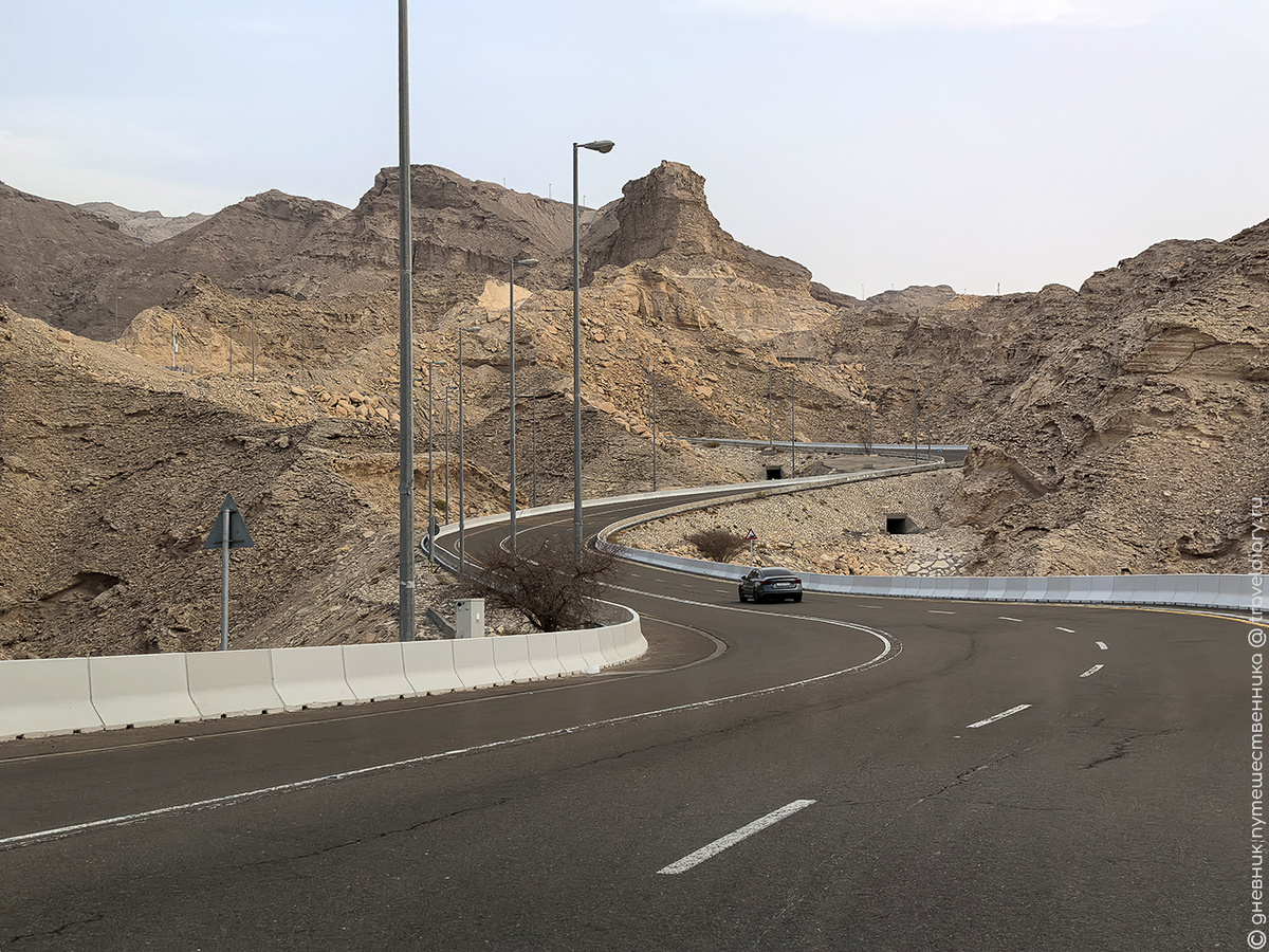 Серпантин на вершину горы Джебель-Хафит