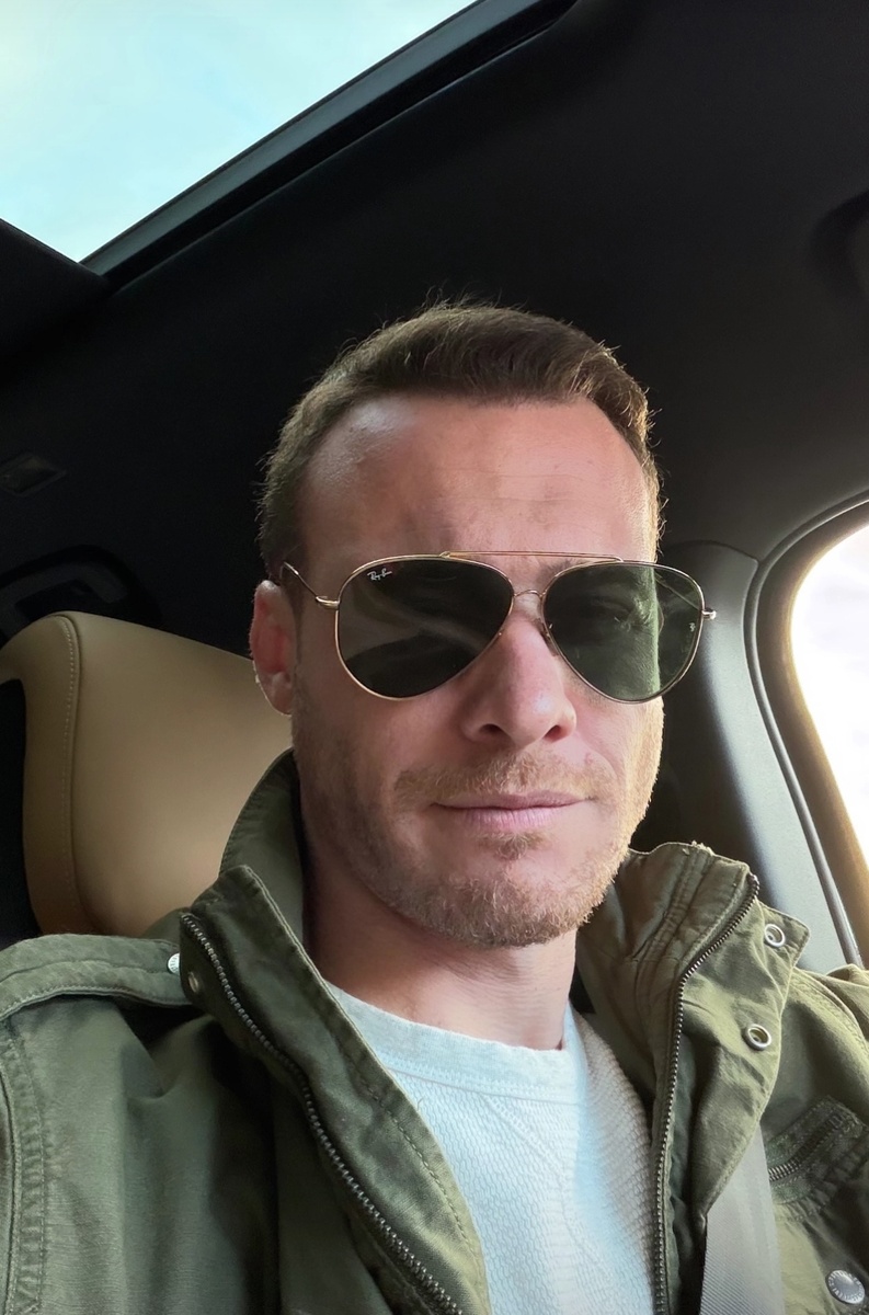 Новая фотография из личного аккаунта Керема Бюрсина в Инстаграм. Добры, приветливый взгляд.