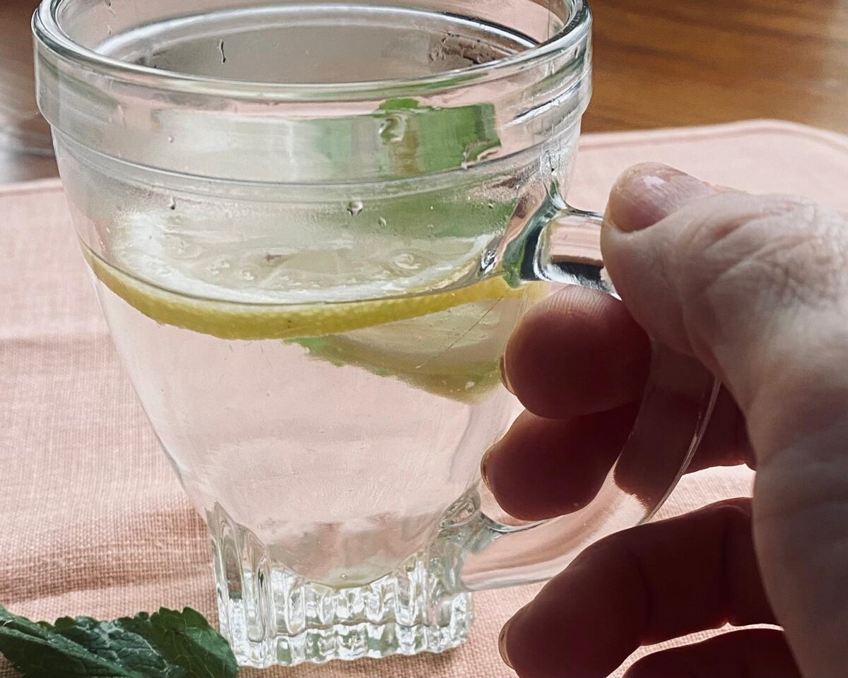 вода с лимоном и мятой