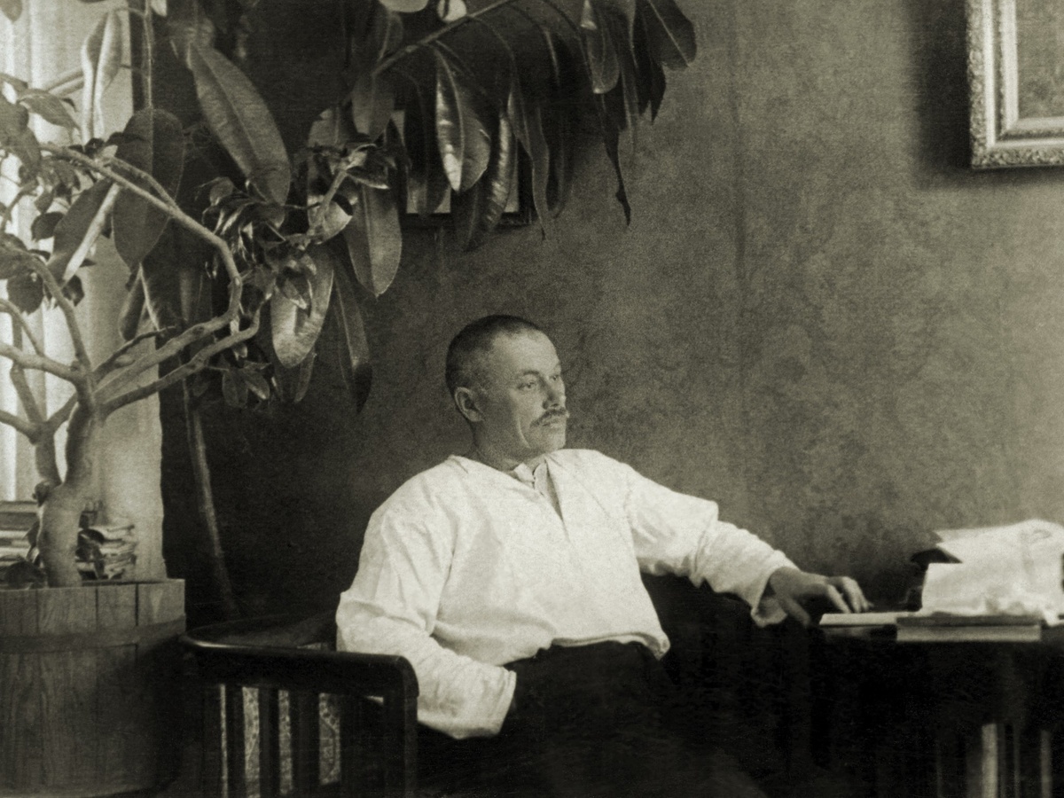 Сергей Нестерович Здановский в домашней обстановке.г. Хабаровск. 1930-е гг.