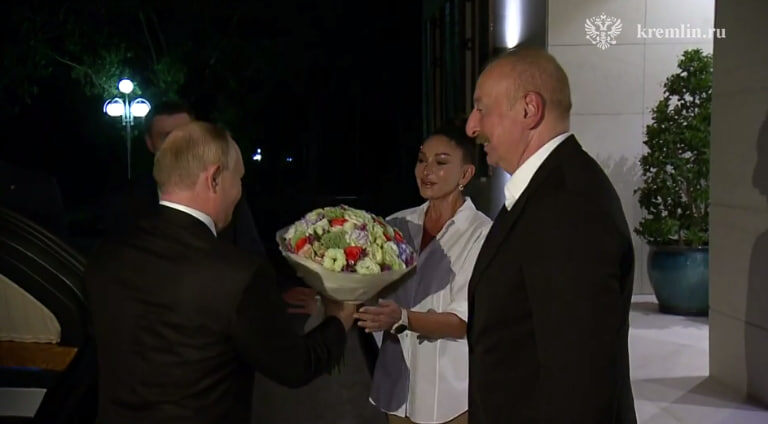    Архивное фото. Владимир Путин, Мехрибан Алиева и Ильхам Алиев. Фото: скриншот из видео пресс-службы Кремля