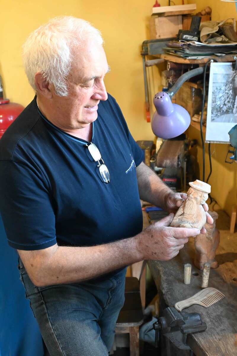 В мастерской Виктор Горшков может работать часами. Здесь рождаются идеи для творчества