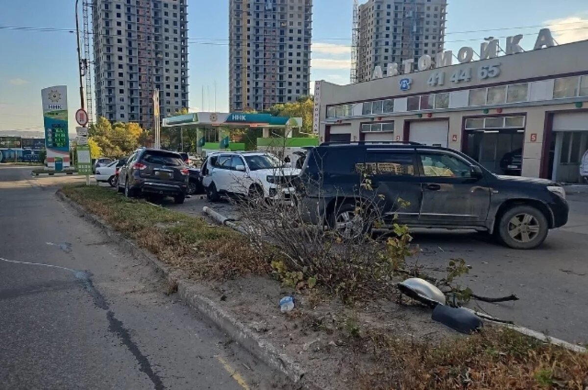    В Хабаровске водитель Nissan снёс пять машин и сбил пешехода