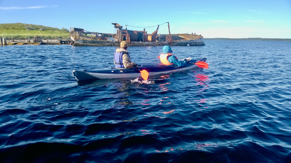 Вдоль берега острова Сенные Луды