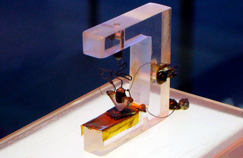Копия первого работающего транзистора. В конструкции использовались два тонких золотых элемента, спиральная пружина и пластина германия. С тех пор транзисторы прошли долгий путь развития, и толщина некоторых из самых маленьких транзисторов составляет всего один атом.
