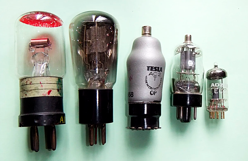 Триодные электронные лампы первой половины XX века, показаны в хронологическом порядке слева (1918) направо (1949). Триоды были неотъемлемой частью телефонных сетей до изобретения транзистора, но они потребляли много энергии, перегревались и были ненадёжными, что побудило искать альтернативы.