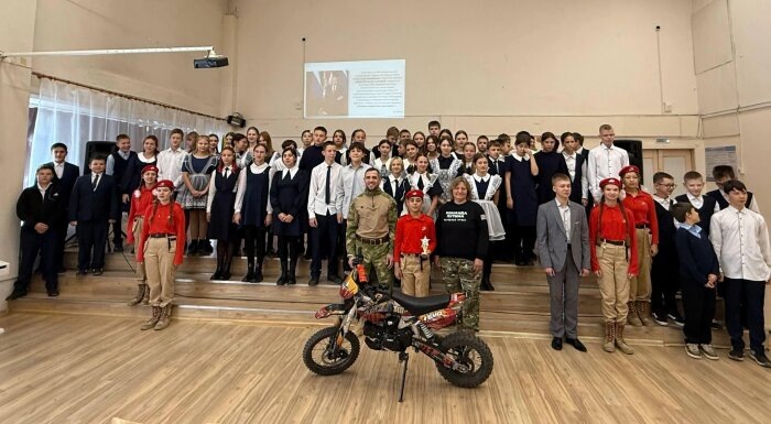 В центре снимка герой региональных новостей / Фото: комитет образования администрации Читы