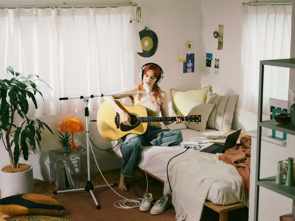 Домашний сетап с использованием Yamaha UR22-MK3, микрофоном и электроакустической гитарой