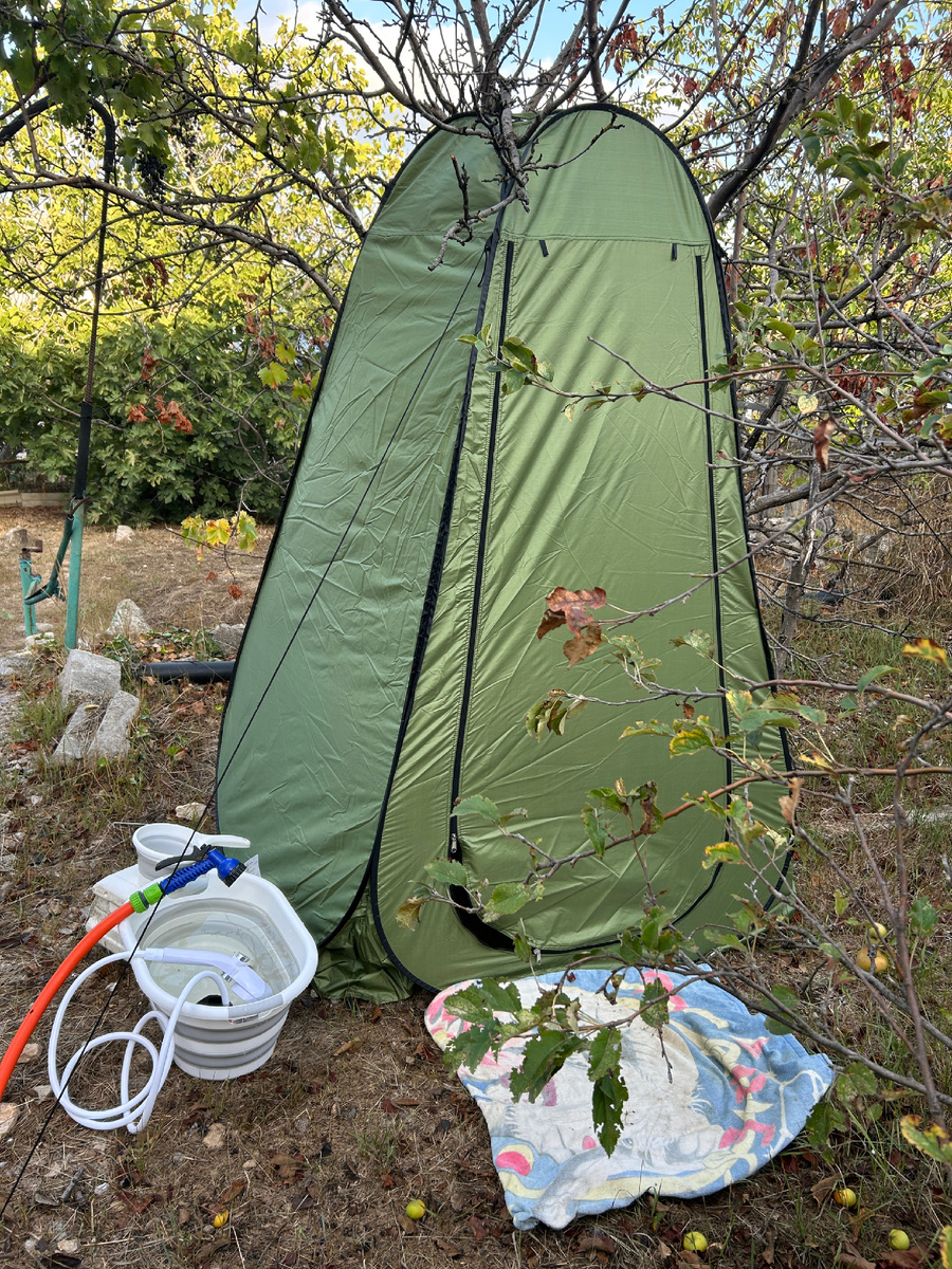 Нагретая вода из таза подается в душевую лейку с помощью мини-моторчика
