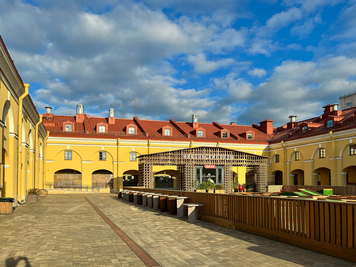 Никольские торговые ряды. Садовая улица, 62.