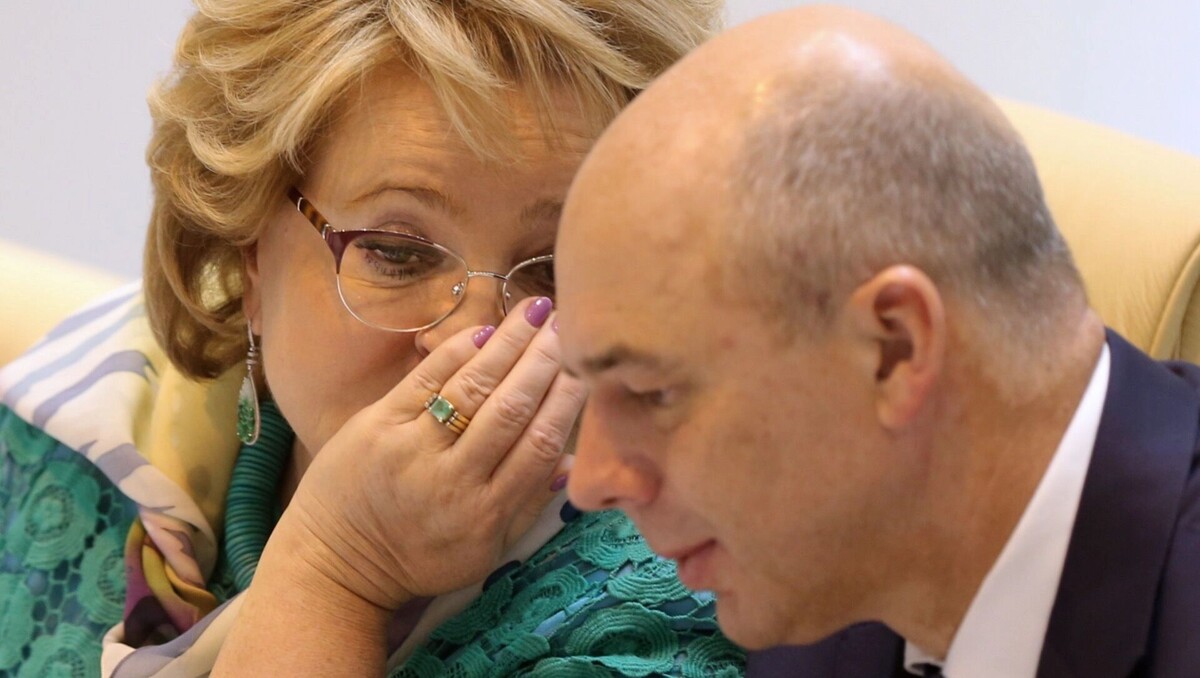 Спикер Совета Федерации РФ Валентина Матвиенко и министр финансов РФ Антон Силуанов знают, как пополнить бюджет: нужно с неработающих собирать по 45 тыс. руб. в год на ОМС. Фото: Сергей Савостьянов, ТАСС