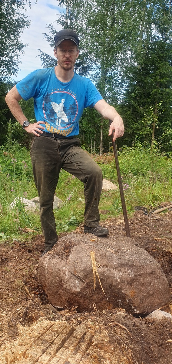    Камень-«двуломник» (выкачен при помощи 2-х ломов) и гордый инженер — муж. Рычаг нашел подходящий :)