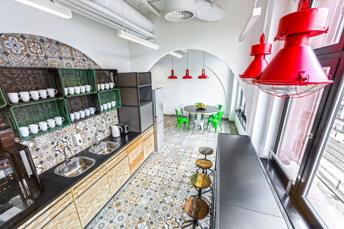 Пол и стены обеденной зоны украшены керамогранитом Vives Ceramica 