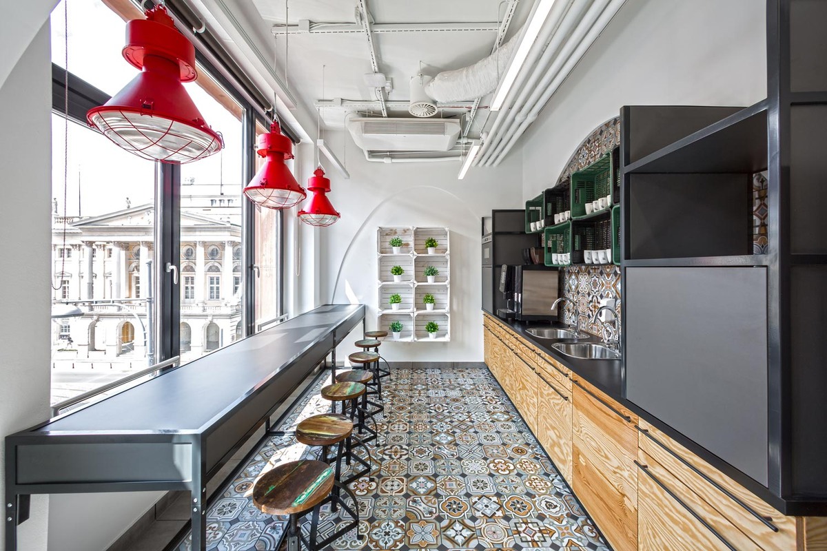 Пол и стены обеденной зоны украшены керамогранитом Vives Ceramica 