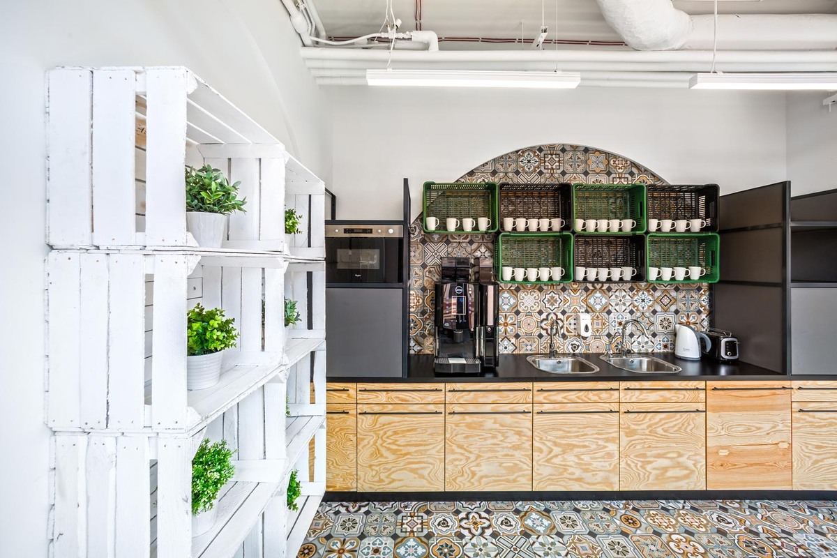 Пол и стены обеденной зоны украшены керамогранитом Vives Ceramica 