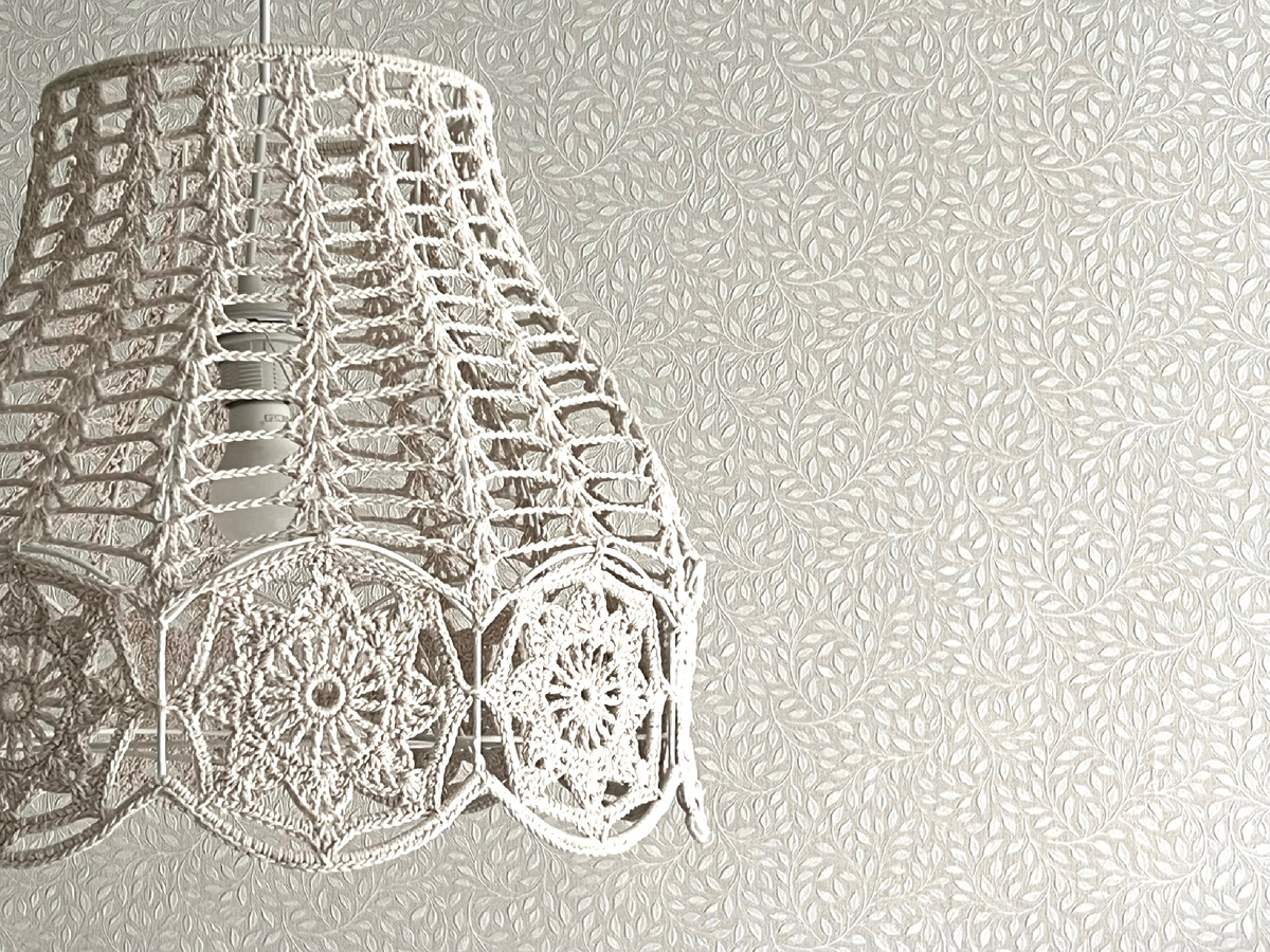 Мой вязаный абажур. Очень люблю вязание в интерьере. В прошлом году сделала этот абажур и повесила его над кухонным столом. Обожаю его🤍🤍🤍