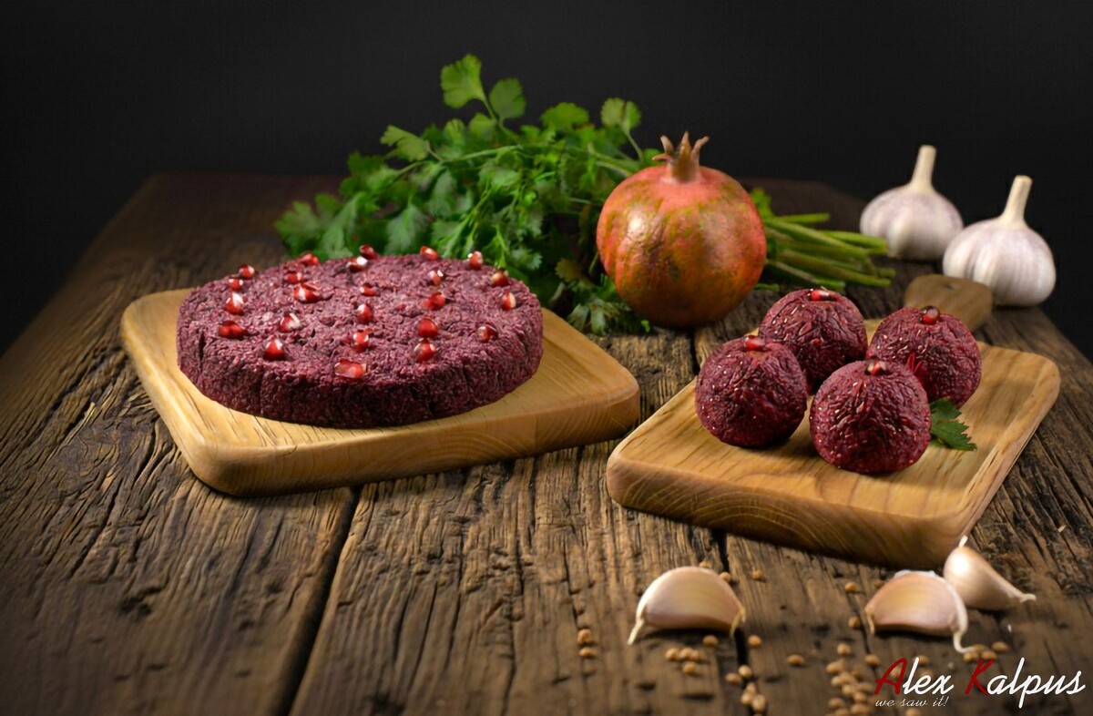 Пхали из свеклы, или чархлис пхали (ჭარხლის ფხალი)  - это еще один представитель грузинского кулинарного искусства, где простота ингредиентов рождает невероятно сложный и гармоничный вкус.