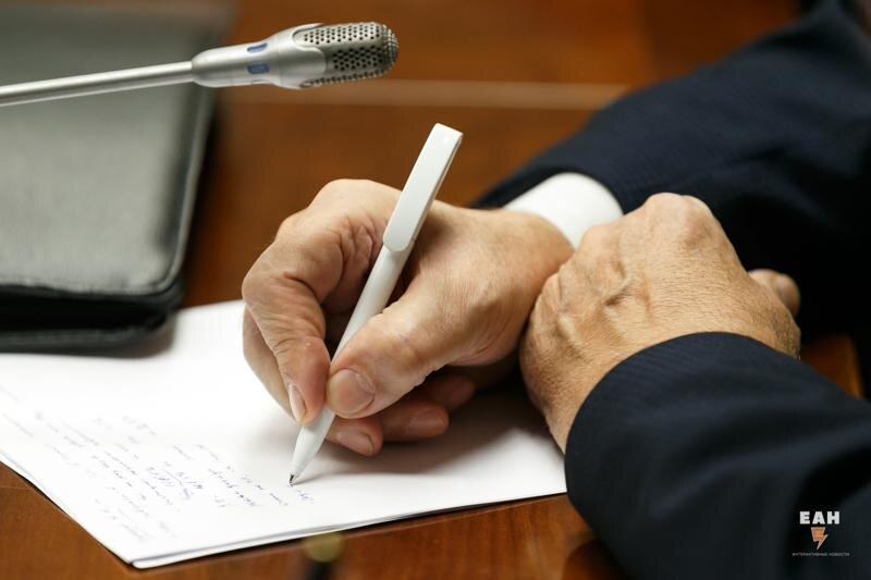    ЕАН / Мужчина в костюме пишет на листе