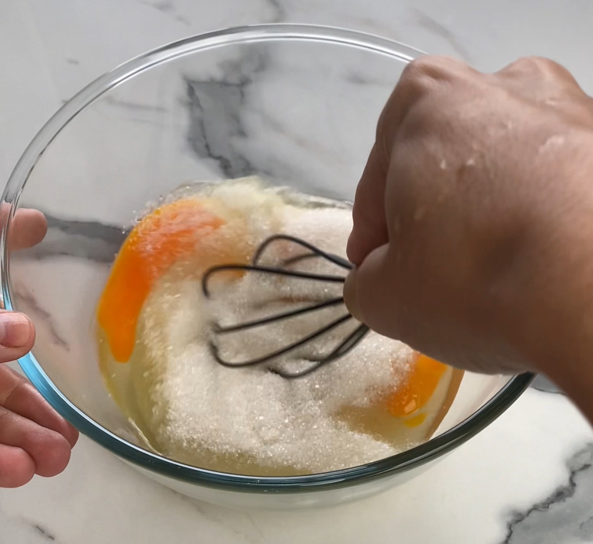 Яйца с сахаром перемешать венчиком.