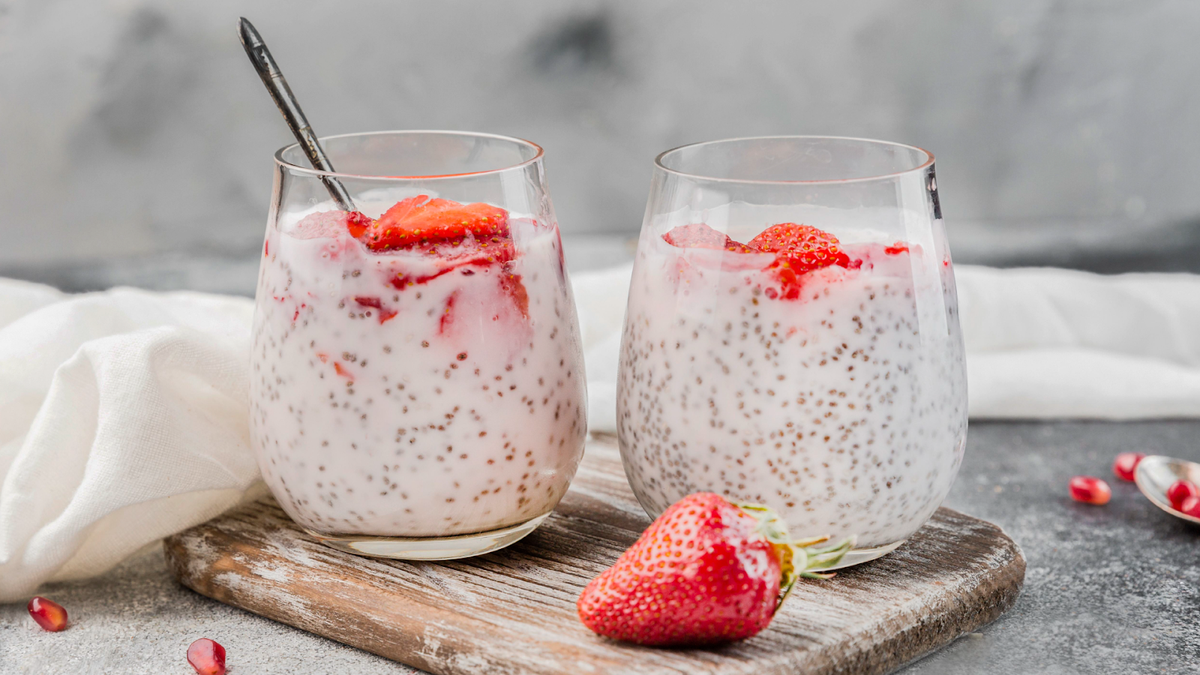 🍑 Клубнично-белковый смузи
Ингредиенты: клубника, натуральный йогурт, миндаль, семена чиа.Идеален для поддержания мышечной массы и подавления аппетита.