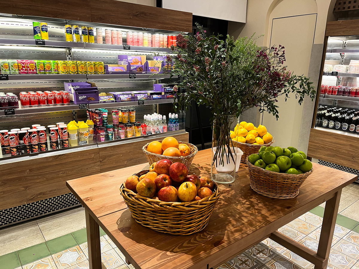 В центре зала – стол, декорированный фруктами и сухоцветами →