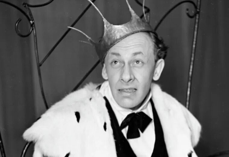 Евгений Евстигнеев в пьесе «Голый король» Евгения Шварца, созданная по мотивам сказок Ханса Кристиана Андерсена
Фото: Юрий Абрамочкин / РИА Новости