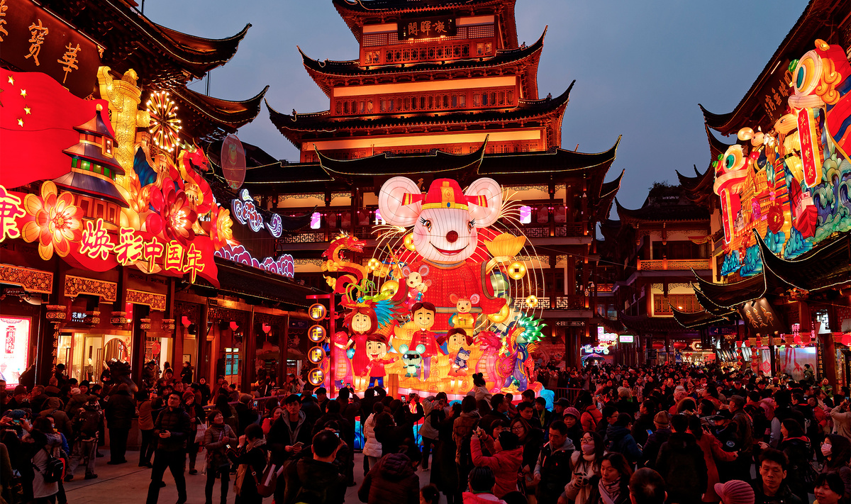 В крупных городах, таких как Пекин, Шанхай и Гуанчжоу, проходят массовые парады с огромными куклами, артистами, танцорами, акробатами и музыкантами.Фото: atiger / Shutterstock.com
