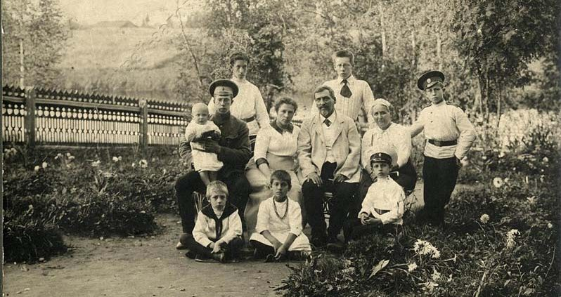 Ошанины, 1913 год. Маленький Лева на руках у старшего брата Александра 