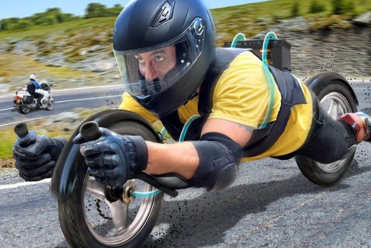     "Да ладно!" Человек-мотоцикл пугает жителей США