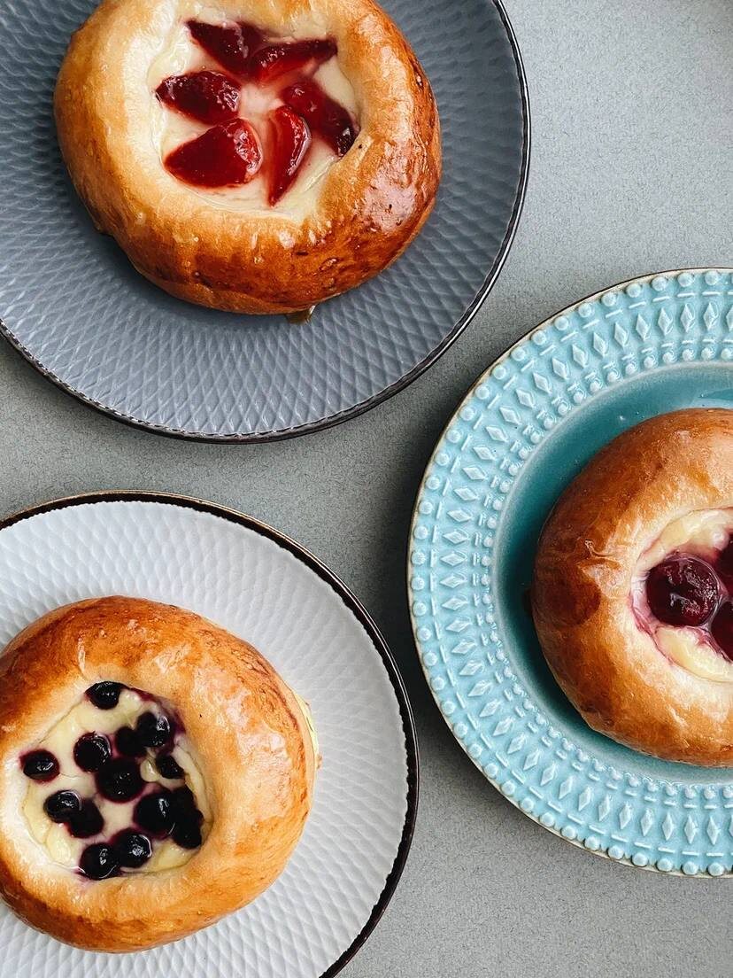 Ягодные булочки "Брецель" с заварным кремом