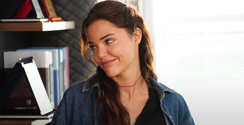 кадр из сериала «Мошенники»