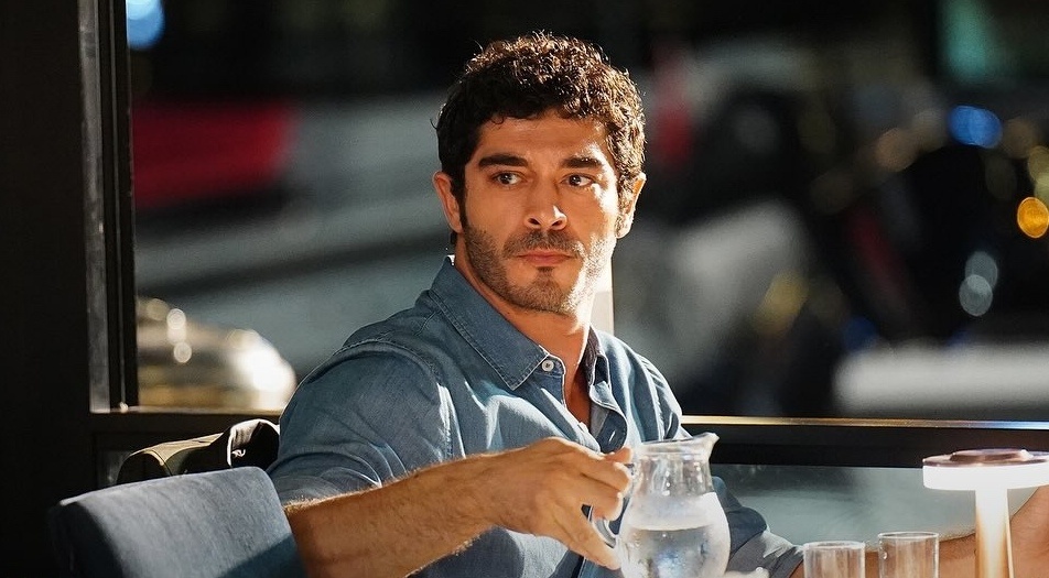 кадр из сериала «Мошенники»